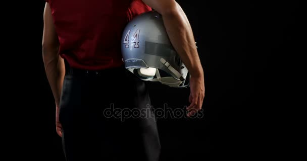 ボールとヘッドのギアを保持しているアメリカン ・ フットボール プレーヤー — ストック動画