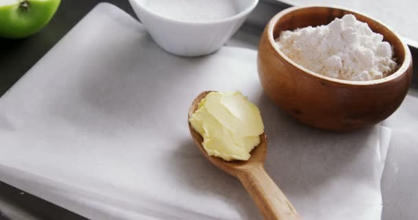 Schüssel Zucker und Apfel, Mehl mit Butter in einem Löffel — Stockvideo