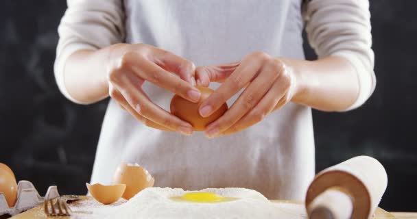 妇女打破鸡蛋在面粉 — 图库视频影像
