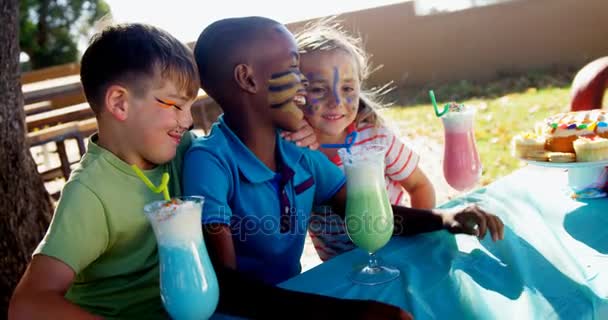 Niños tomando bebidas en el patio — Vídeo de stock