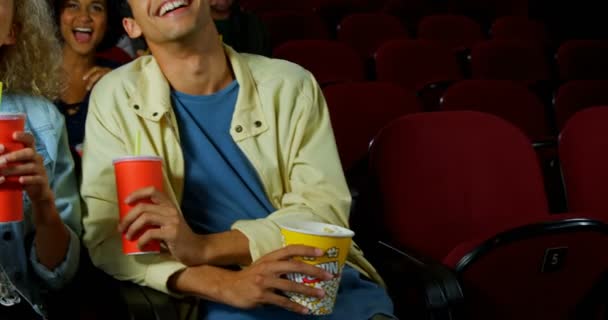 Pareja viendo película en el teatro — Vídeos de Stock