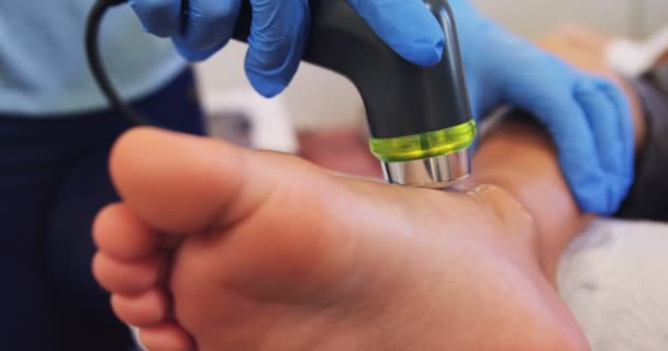 Physiotherapist giving leg massage to a patient — Stock Video