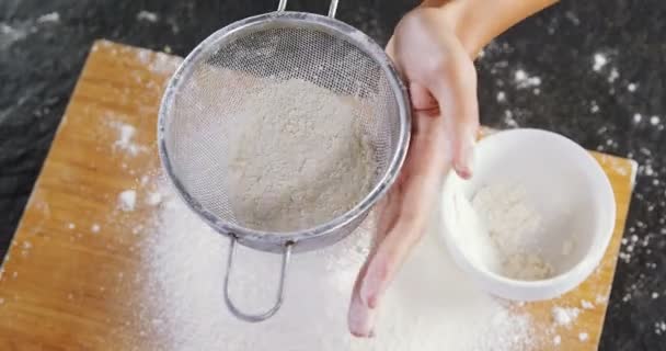 Mulher peneirando farinha da tigela — Vídeo de Stock