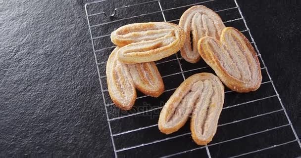Biscuits frais cuits sur plaque à pâtisserie — Video
