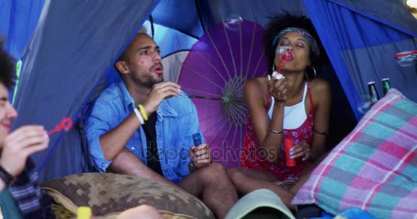 Amigos soprando bolhas no festival de música — Vídeo de Stock