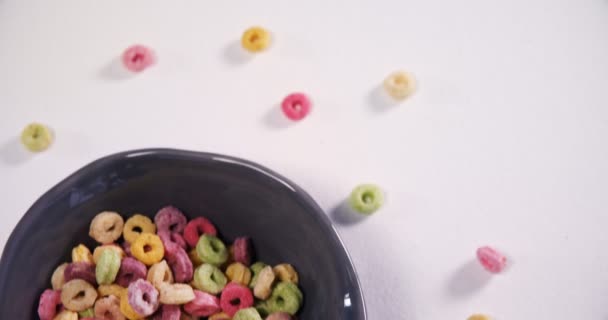 Skål med froot loopar — Stockvideo