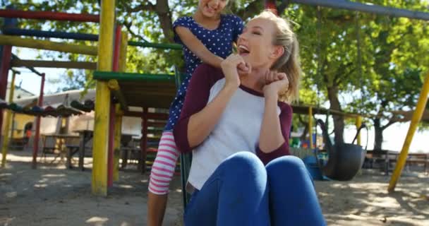 Mãe e filha brincando no playground — Vídeo de Stock
