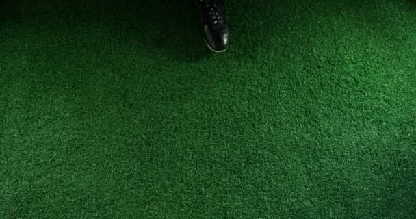 アメリカン フットボールの選手がボールを蹴る — ストック動画