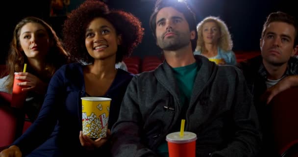 Grupo de personas viendo películas en el teatro — Vídeo de stock
