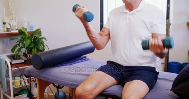 老人用哑铃锻炼 — 图库视频影像