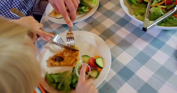 Keluarga makan bersama di restoran — Stok Video