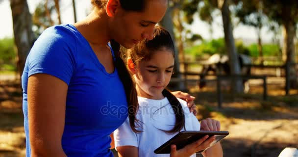 Matka a dcera pomocí digitálních tablet — Stock video