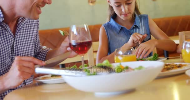 Madre e hijos comiendo pizza en el restaurante — Vídeo de stock