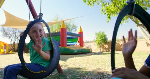 Bambini che giocano nel parco giochi — Video Stock