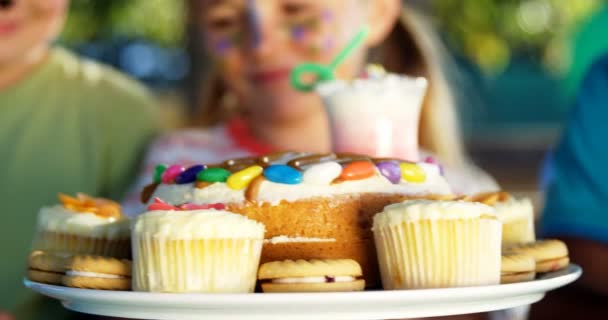 Crianças que têm comida doce e bebidas no parque infantil — Vídeo de Stock