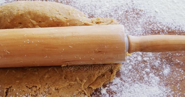 Afgevlakt deeg op een houten tafel — Stockvideo