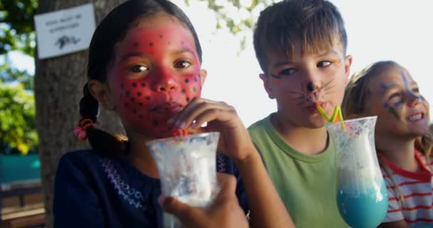 Kinder trinken auf dem Spielplatz — Stockvideo