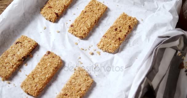 Barras de granola y miel en mesa de madera — Vídeos de Stock