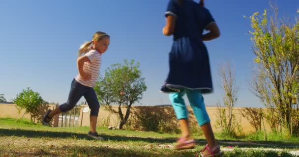 Niños jugando en el patio — Vídeo de stock