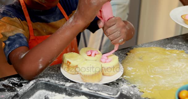 Partie médiane du garçon préparant le cupcake — Video