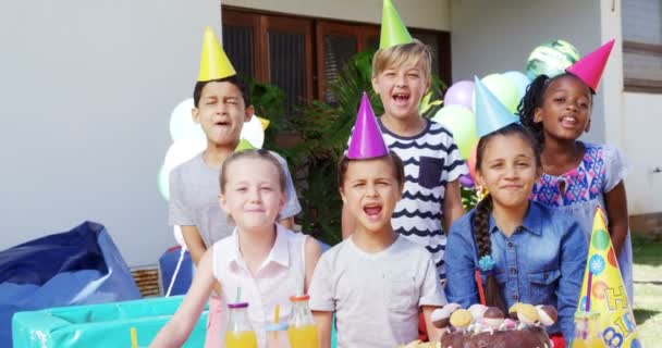 Kinder haben Spaß im Hinterhof des Hauses — Stockvideo