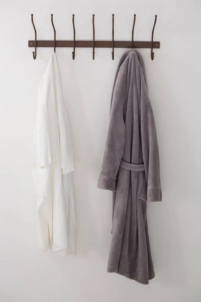 Mantel dan kemeja tergantung di kait — Stok Foto