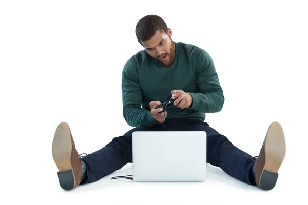 Man playing video game on laptop — Stock Photo, Image