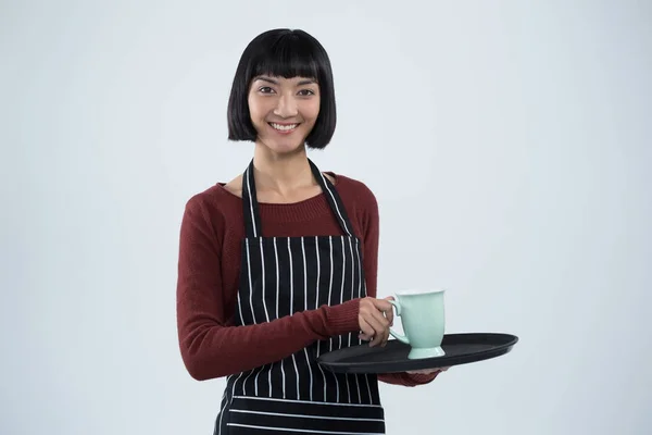 Glimlachend serveerster houden een lade van koffiekopje — Stockfoto