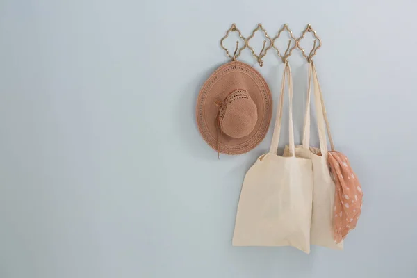 Sombrero, bolsa de supermercado y bufanda — Foto de Stock