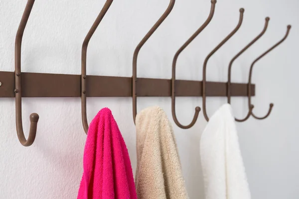 Färgglada handdukar hängande på krok — Stockfoto
