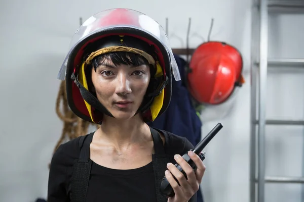 Arquiteta feminina segurando walkie-talkie — Fotografia de Stock