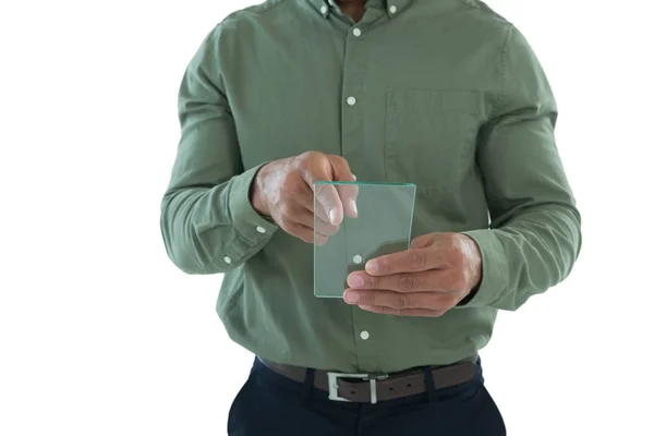 Мужчина руководитель с помощью стеклянных цифровых планшетов — стоковое фото