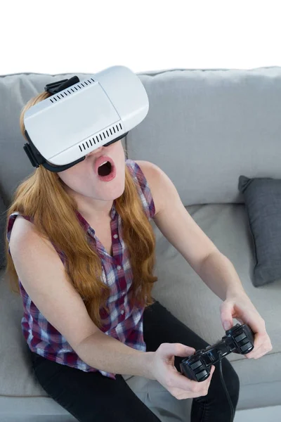 Femme jouant à un jeu vidéo — Photo