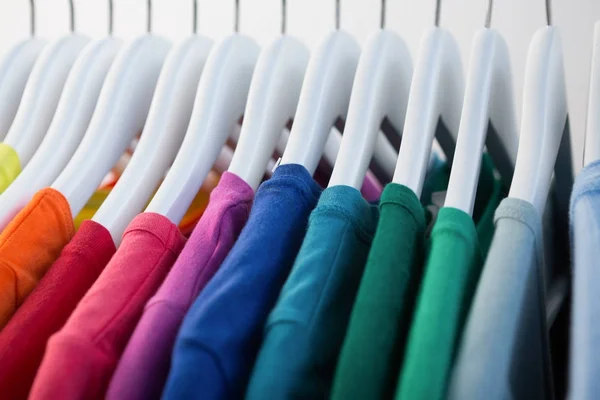 T-shirts coloridas dispostas em uma fileira — Fotografia de Stock