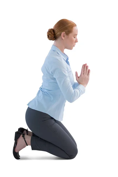 女实业家跪在祈祷的位置 — 图库照片