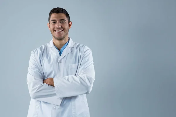 Médico de pé com as mãos cruzadas — Fotografia de Stock