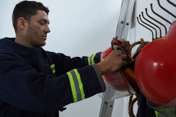 Bombero tomando el casco de seguridad —  Fotos de Stock