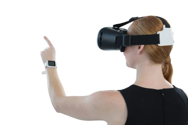 Executivo feminino usando fone de ouvido realidade virtual — Fotografia de Stock