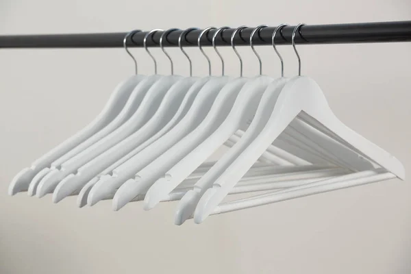 Вешалки расположены на вешалке для одежды — стоковое фото