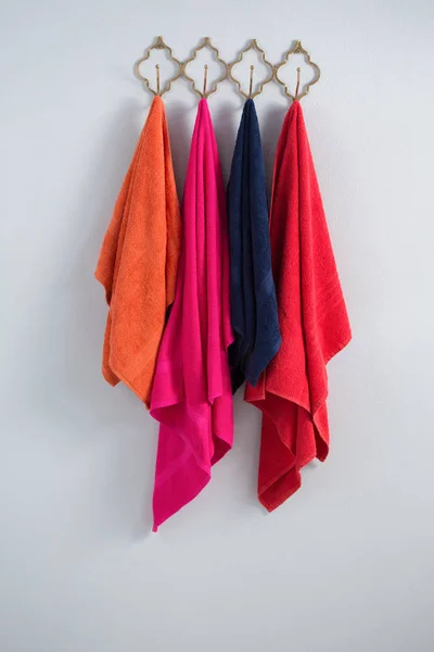 Bunte Handtücher hängen am Haken — Stockfoto