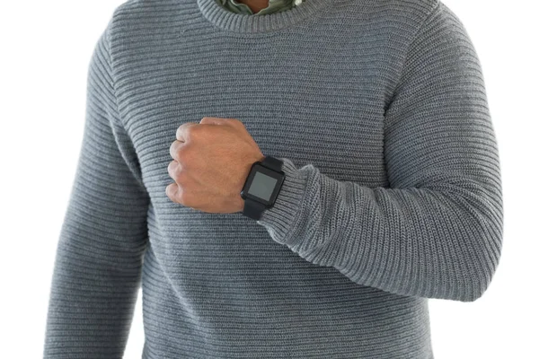 Maschio esecutivo mostrando il suo smartwatch — Foto Stock