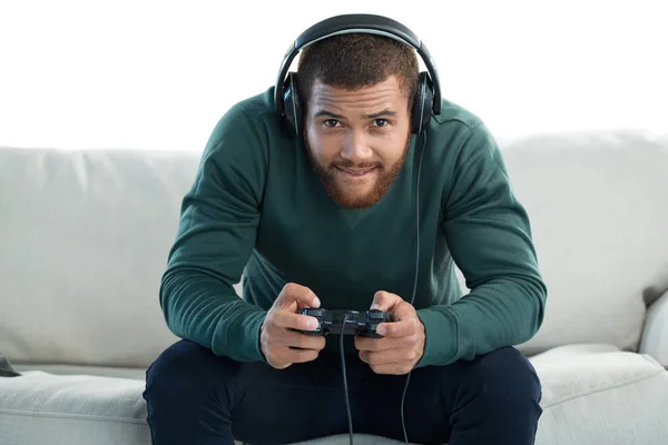 Homem jogando videogame — Fotografia de Stock