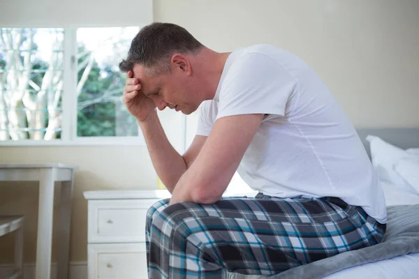 Uomo preoccupato che ha mal di testa — Foto Stock