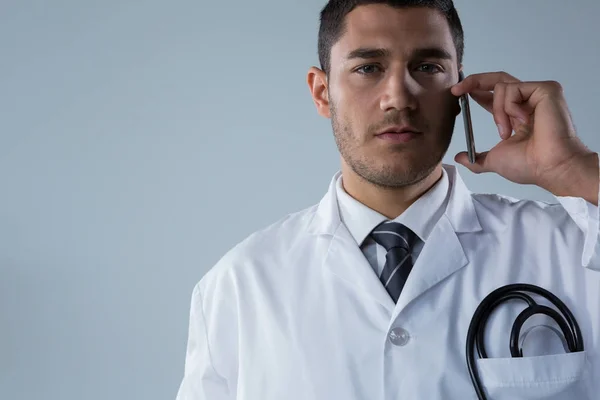 Doctor hablando en el teléfono móvil —  Fotos de Stock