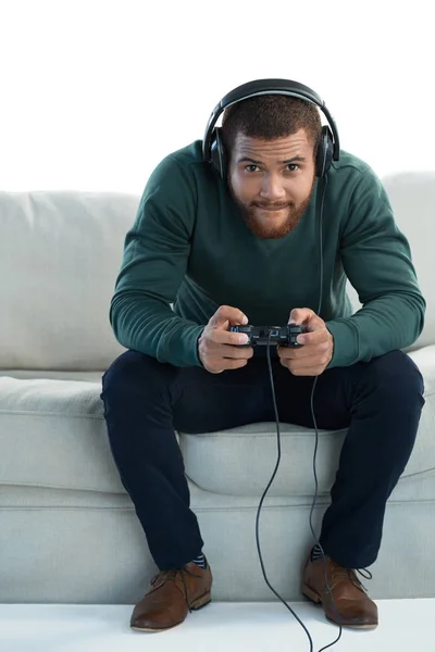 Az ember videojátékot játszik — Stock Fotó
