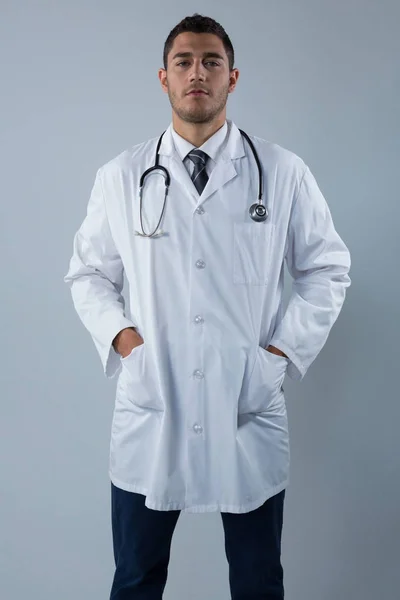 Arzt steht mit den Händen in den Taschen — Stockfoto