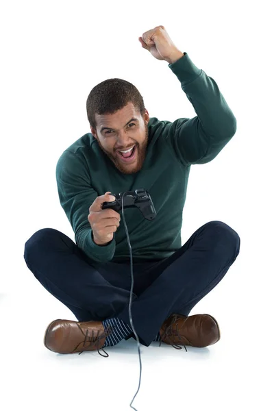 Homme excité jouant à des jeux vidéo — Photo