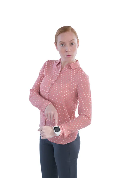 Femme d'affaires pointant vers sa smartwatch — Photo