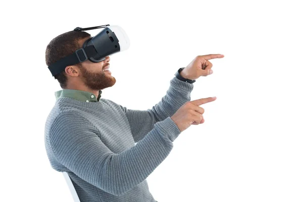 Ejecutiva masculina usando auriculares de realidad virtual — Foto de Stock