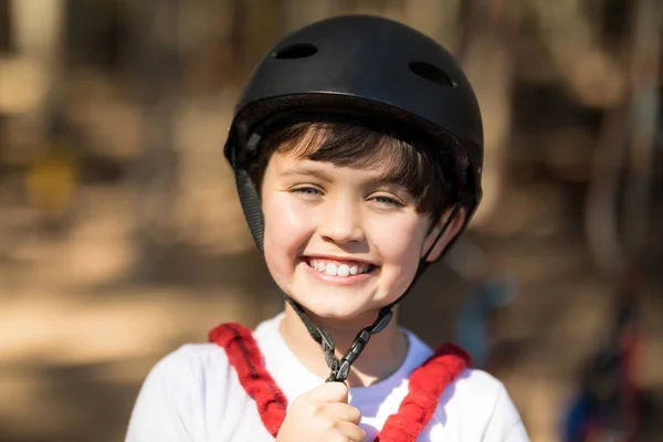 Niño usando su casco en el parque — Foto de Stock